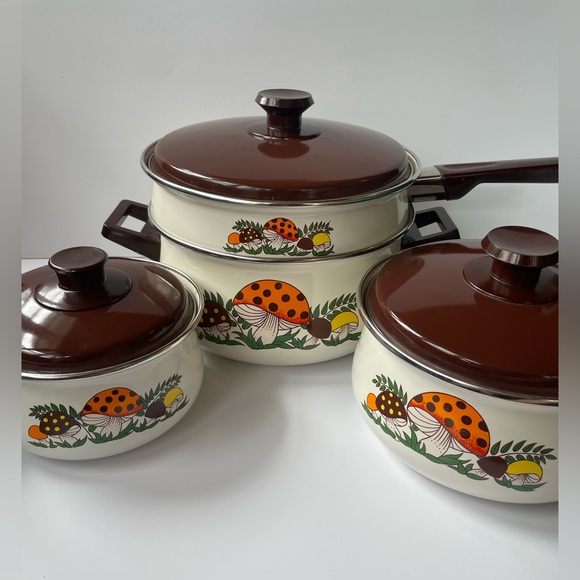 SOLD//Vintage 1970s Sears “Merry Mushroom” Pots and Pans, Set of 4 - Picture 2 of 10